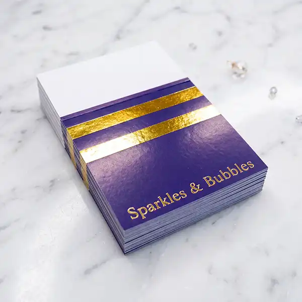 Labels met pantone blauw bedrukking en goudfolie